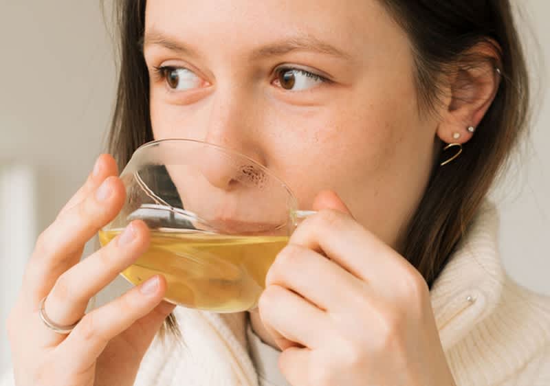 Žena pije šalicu čaja