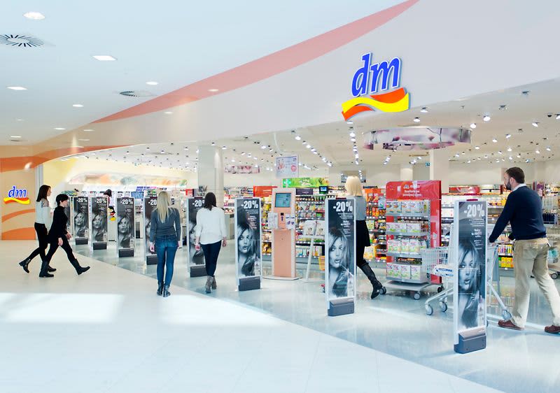 kupci ulaze u dm prodavaonicu