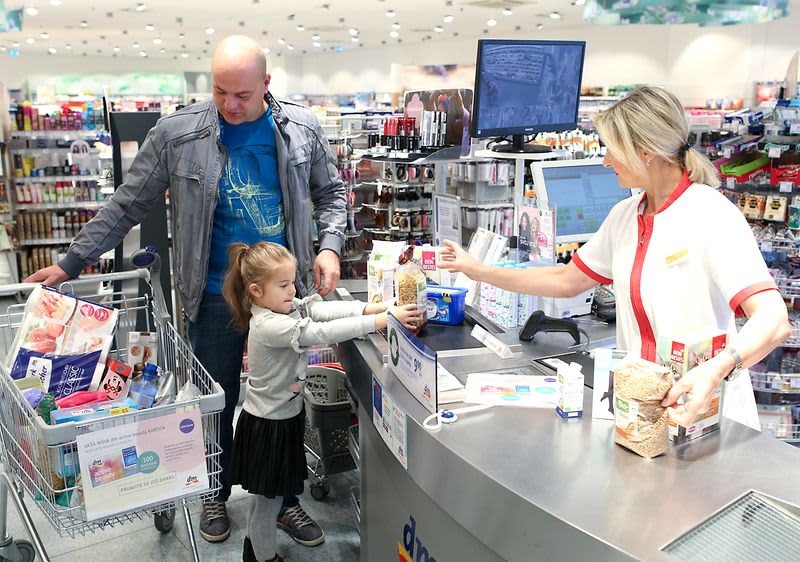 tata i kći na blagajni u dm-u