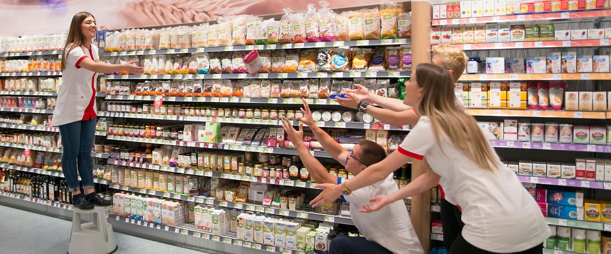 dm prodavaonica, prodavači slažu proizvode