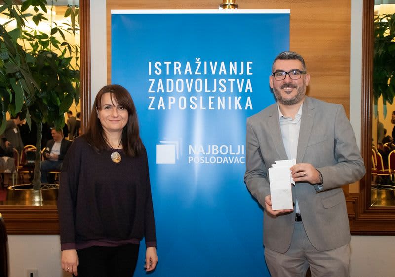 dm djelatnici primaju nagradu za najboljeg poslodavca