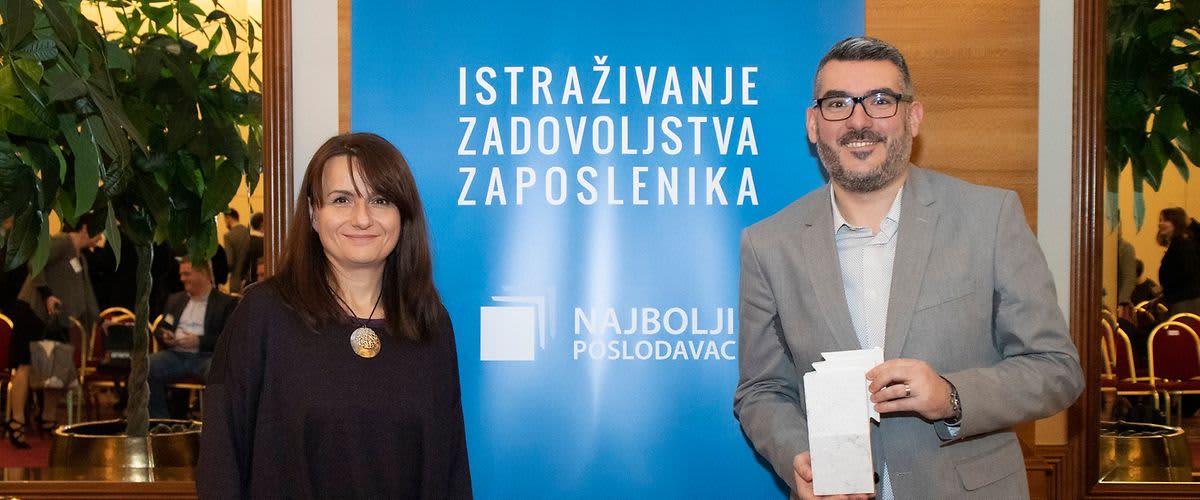 dm djelatnici primaju nagradu za najboljeg poslodavca