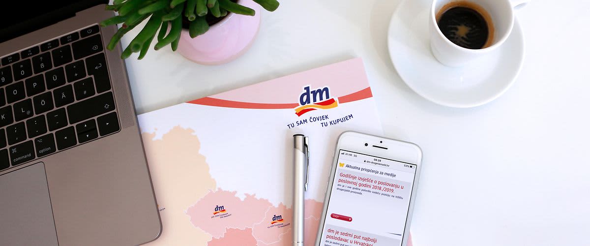 Stol na kojem su dm materijali za pressicu