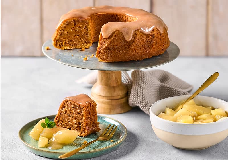 Kolač od mrkve i lješnjaka s kompotom od krušaka