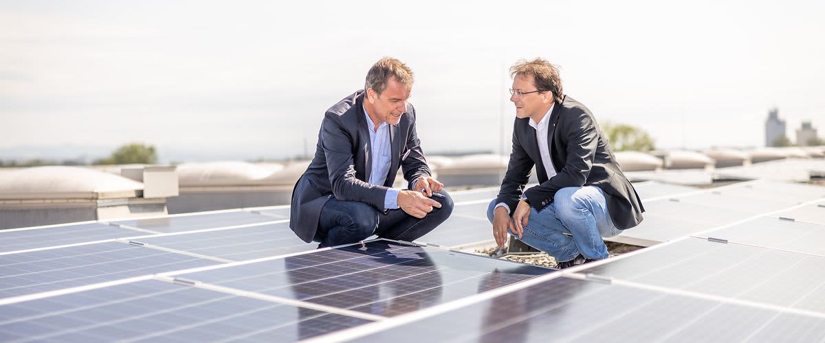 dv muškarca na krovu dm centale na koju je postavljena Fotonaponska sunčana elektrana 