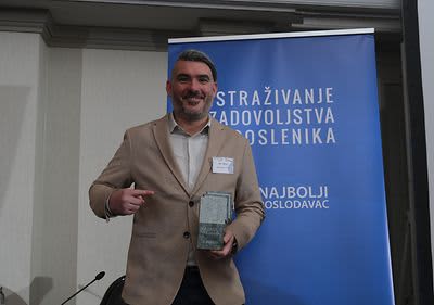 dm djelatnici primaju nagradu za najposlodavca 2021.