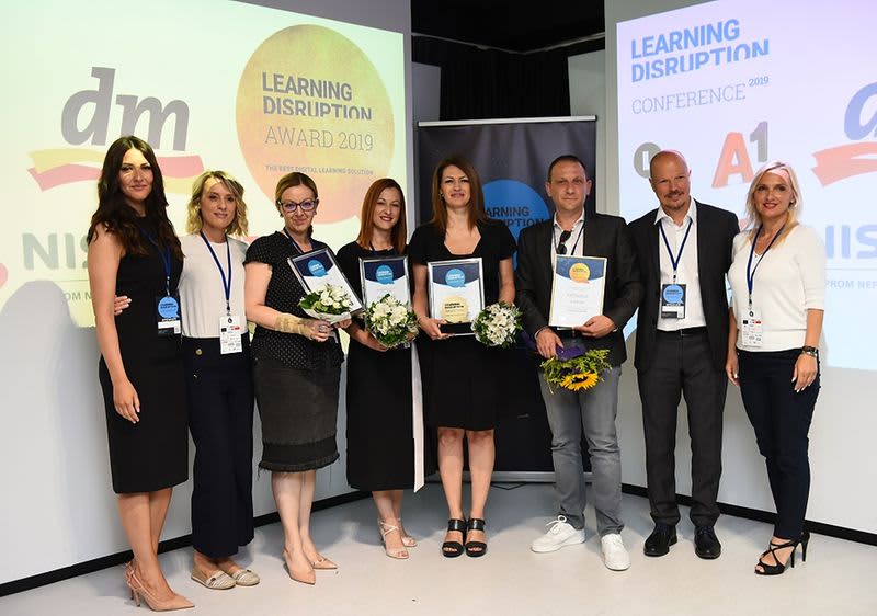 dm djelatnici primaju nagradu Learning Disruption Award.