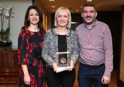 dm djelatnici primaju nagradu INDEX DOP-a.