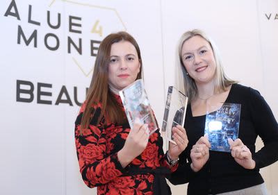 dm djelatnici primaju nagradu 