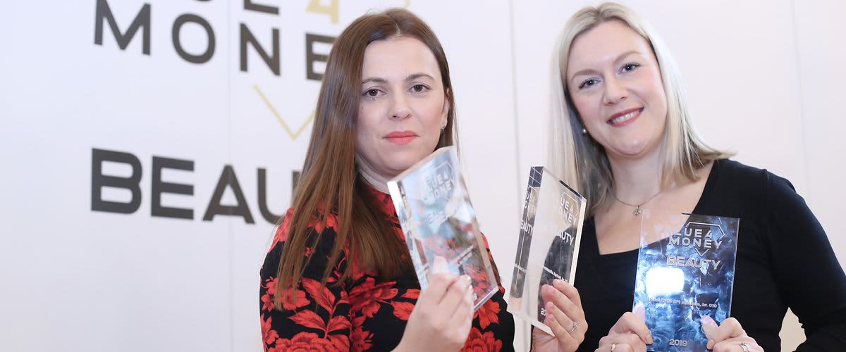 dm djelatnici primaju nagradu 