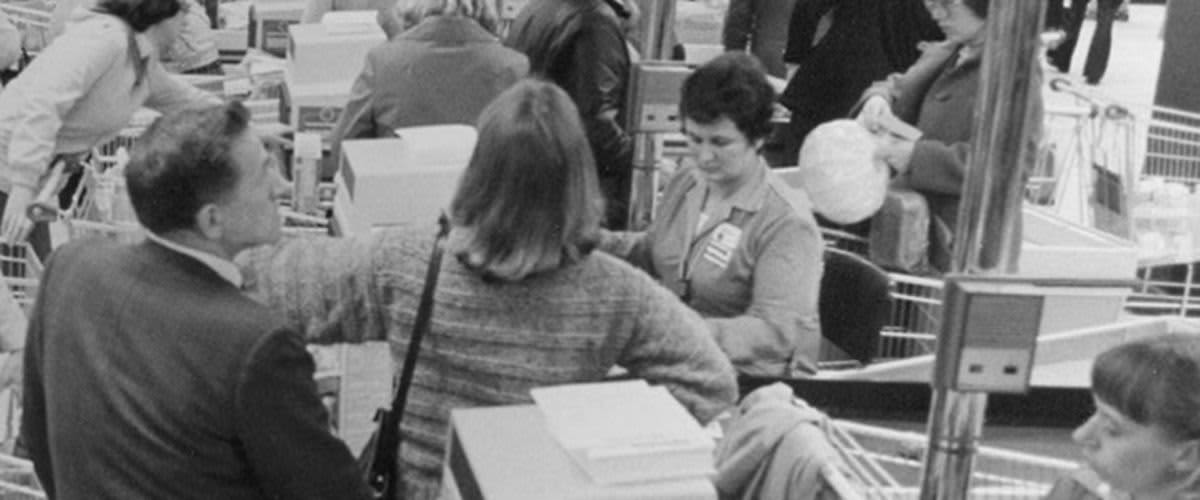 Crno-bijela fotografija dm prodavaonice (70-e)