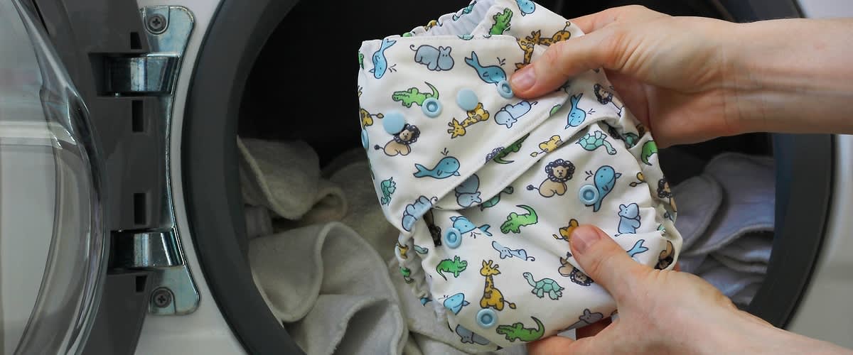 Malo dijete vadi rublje iz ladice