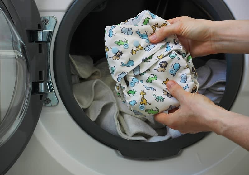 Malo dijete vadi rublje iz ladice