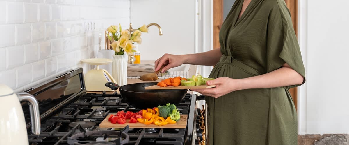 Trudnica priprema povrće