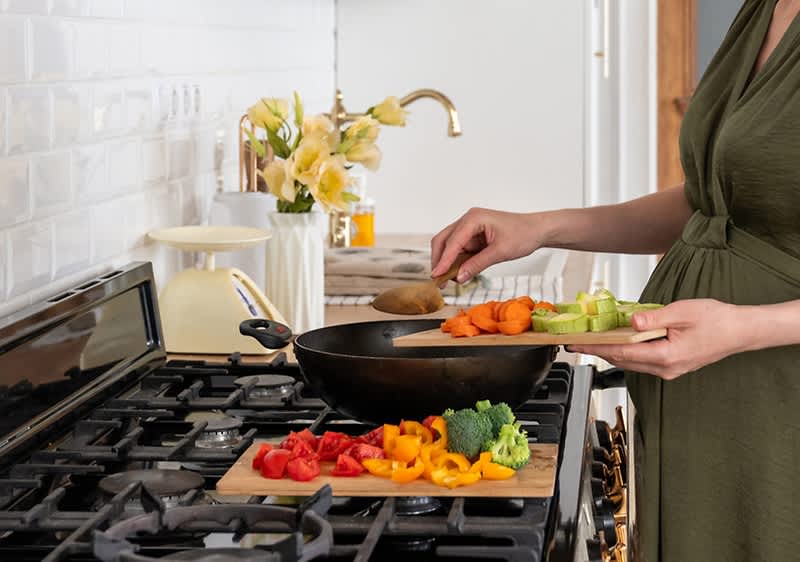 Trudnica priprema povrće