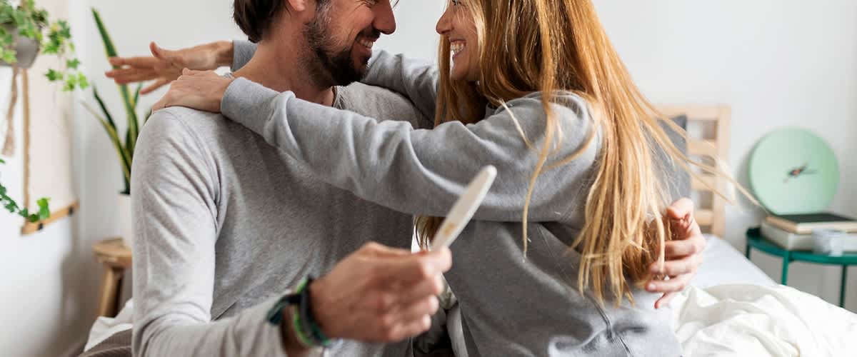 Sretan par drži test za tudnoću u ruci