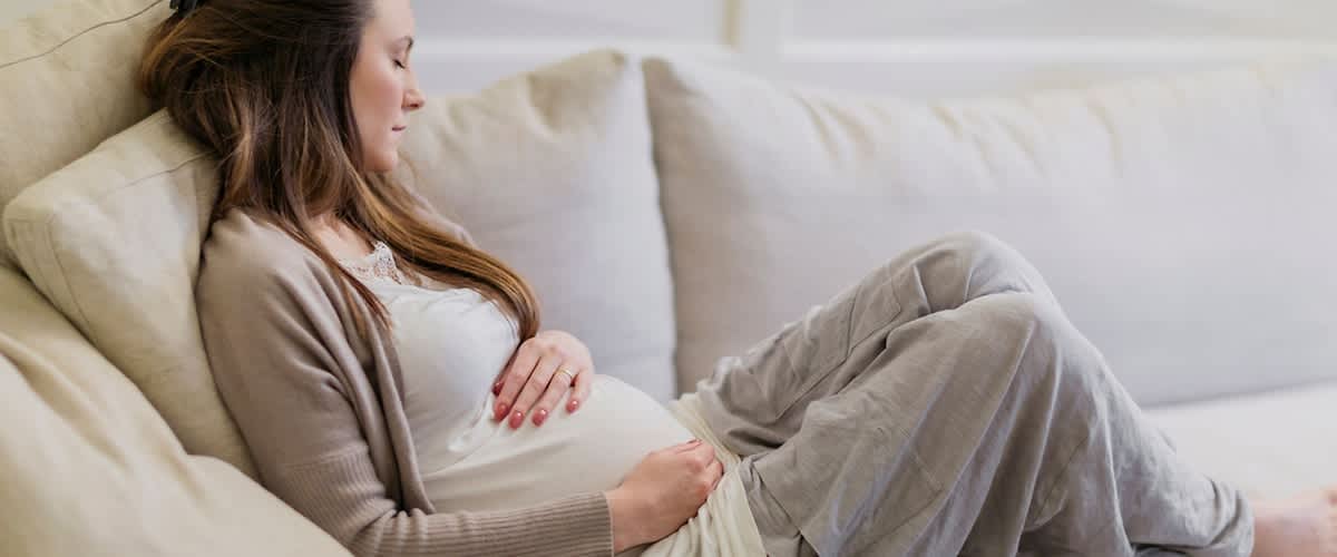 Trudnica sjedi na trosjedu