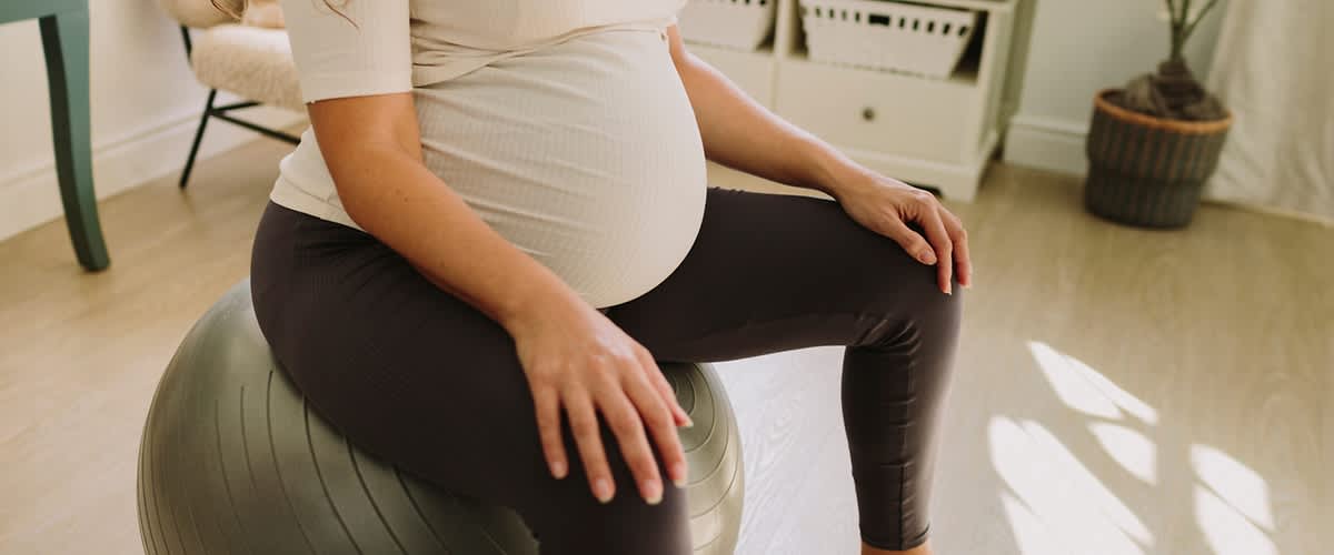 Trudnica sjedi na pilates lopti
