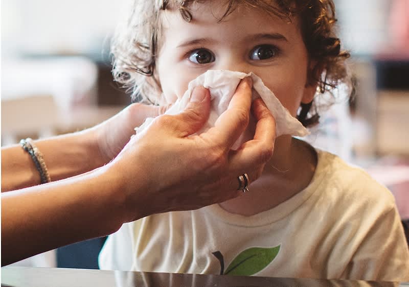 Mama puše nos djetetu