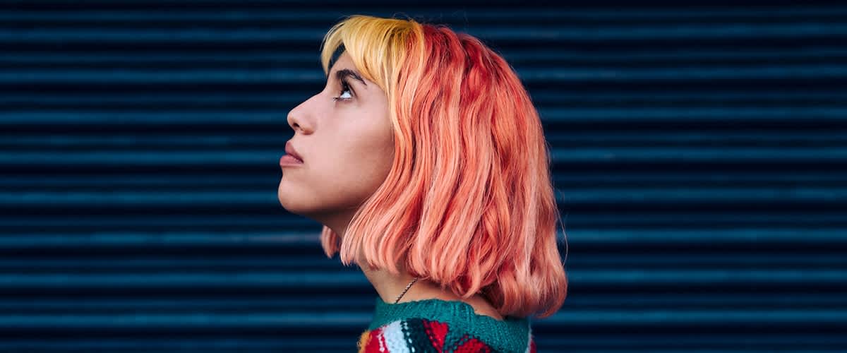 Žena s narančastom kosom s postupnim prijelazima