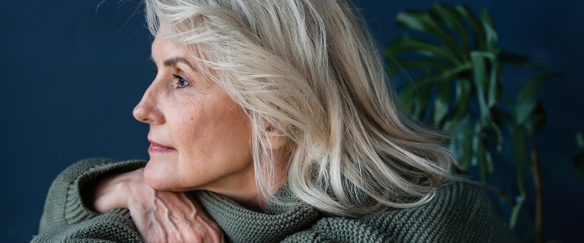 Žena sa sijedom kosom