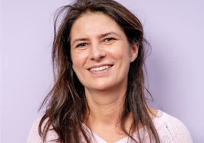 Žena smeđe kose