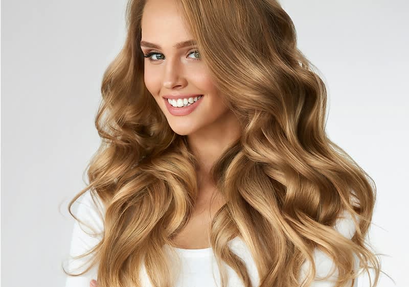 žena s tamno plavom nijansom kose