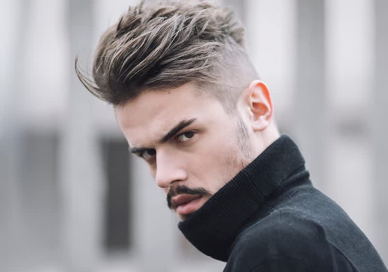 Muškarac s undercut frizurom