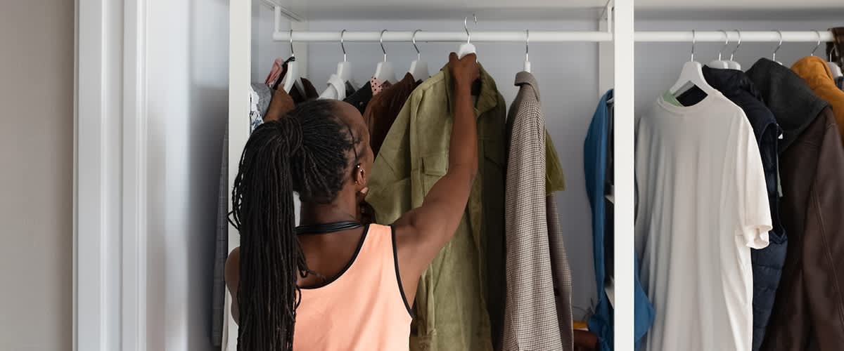 Žena posprema ormar