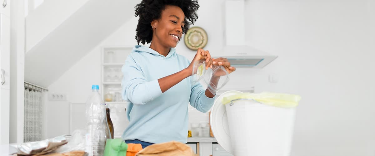 Žena razdvaja otpad po vrstama