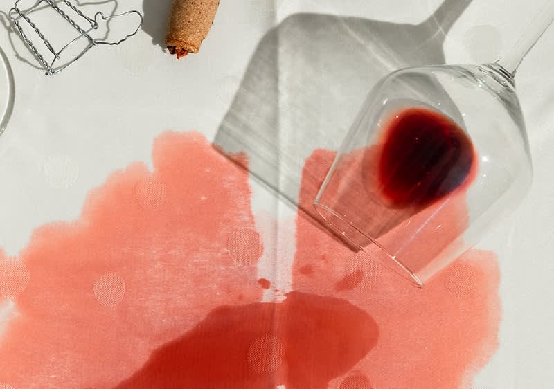 Prolivena čaša crnog vina