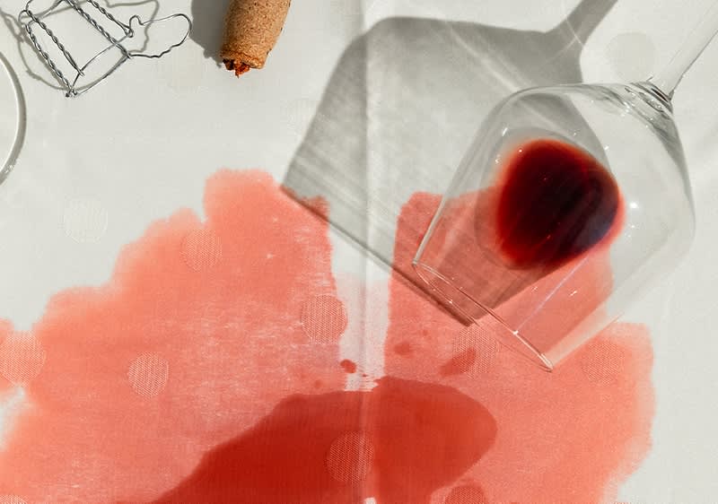 Prolivena čaša crnog vina