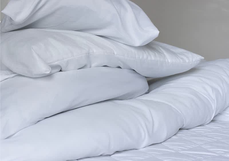 čista bijela posteljina na krevetu