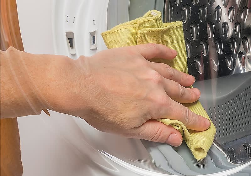 čišćenje bubnja perilice krpom