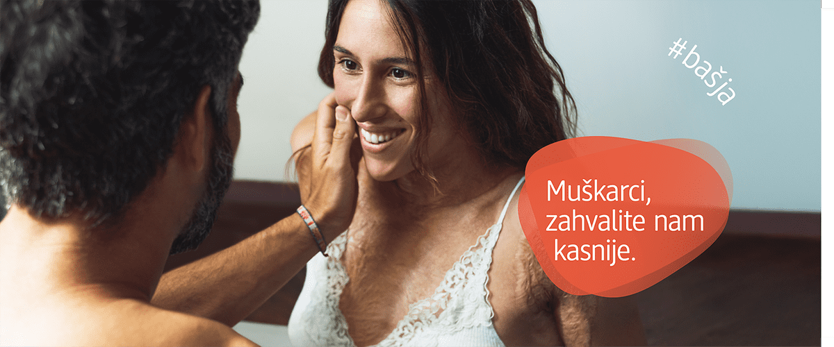 Muškarac i žena se smiješe jedan drugome