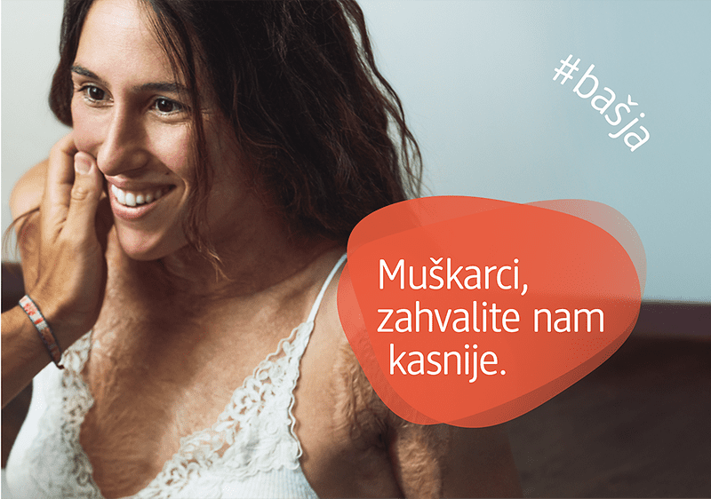 Muškarac i žena se smiješe jedan drugome