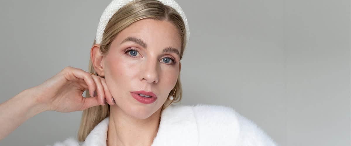 Žena s decentim make up-om