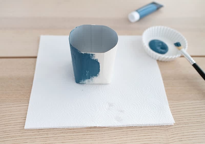 2. Obojite karton akrilnom bojom i ostavite da se osuši