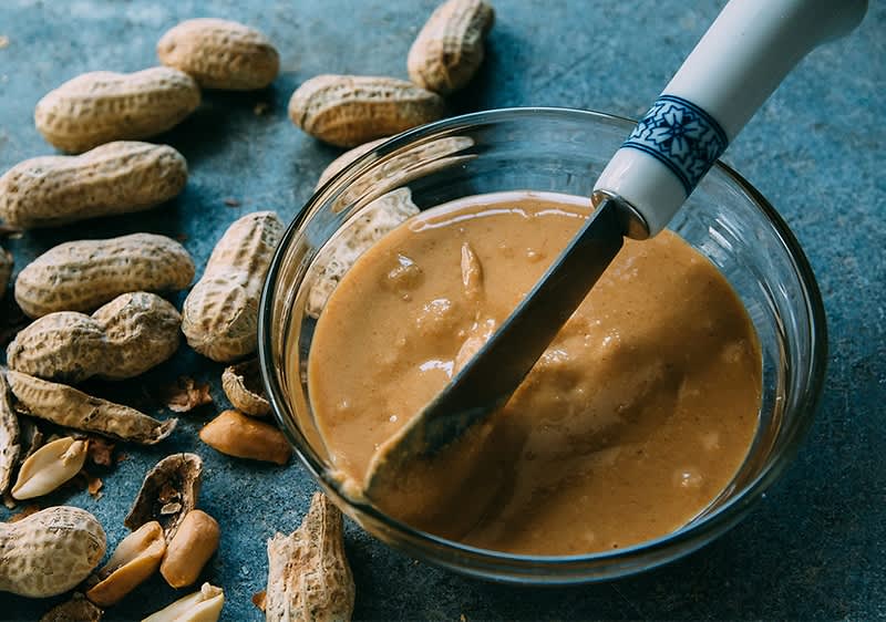 Zdjelica s namazom od kikirikija