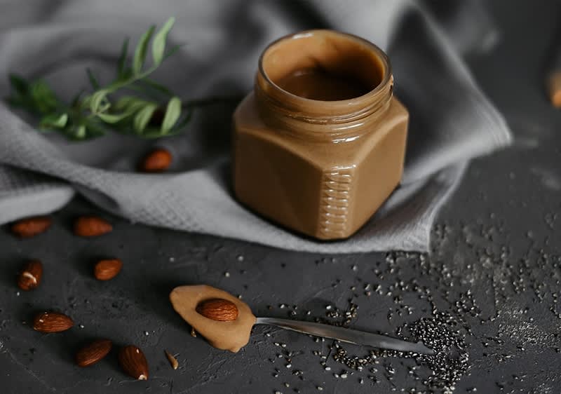 Staklenka s namazom od badema