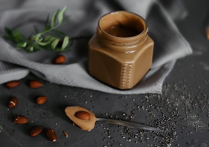 Staklenka s namazom od badema