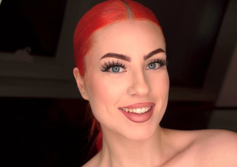 Djevojka crvene kose s izražajno našminkanim očima