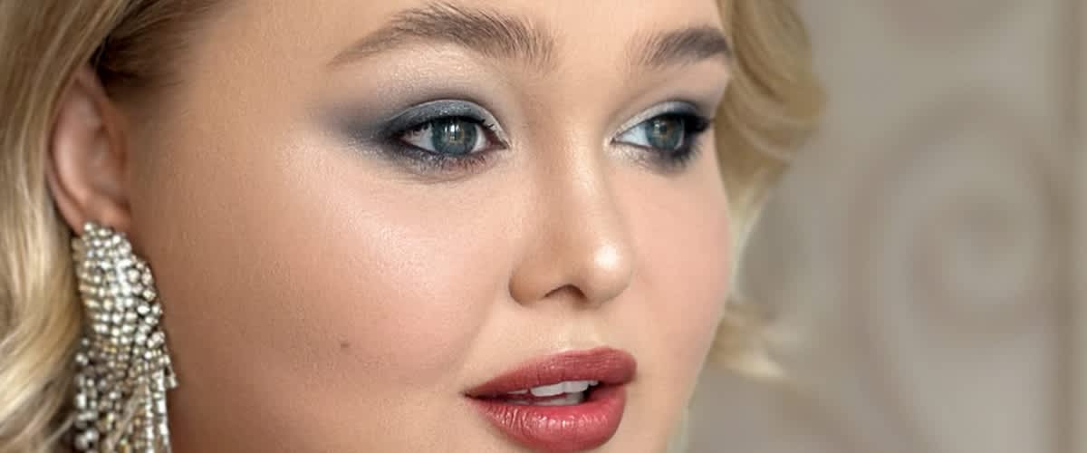 Žena sa zavodljivo našminkanim smoky eyes