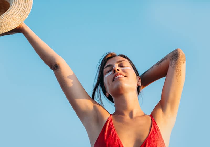 Žena uživa na suncu