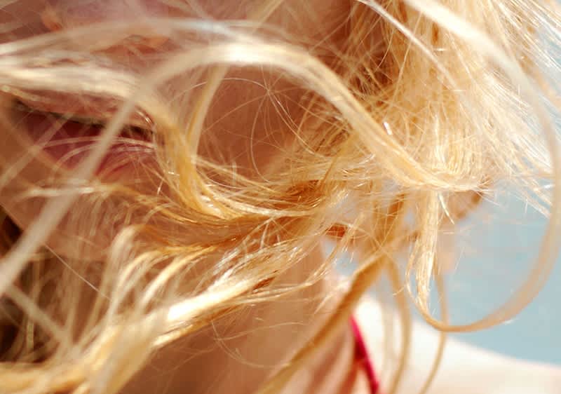 Žena s plavom kosom