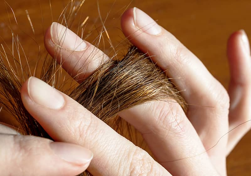 Suhi i oštećeni vrhovi na kosi