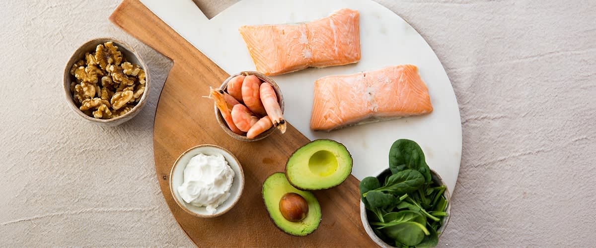 Namirnice na pladnju: avokado, filet lososa, špinat, kozice....