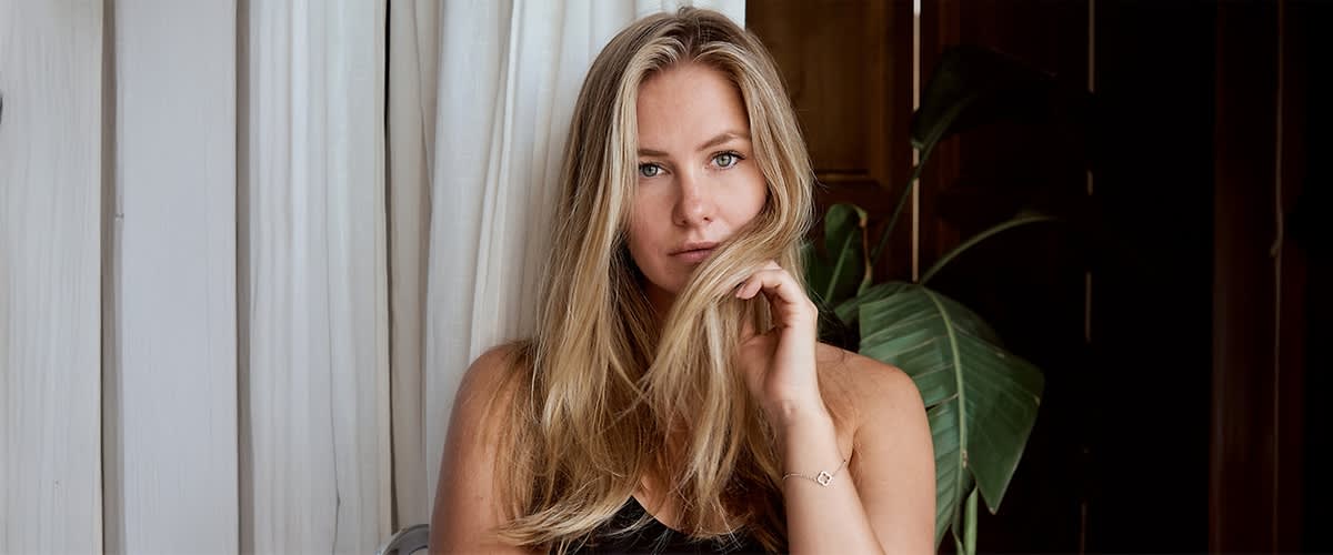 djevojka duge plave kose