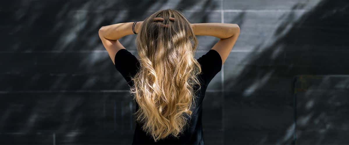 Djevojka s balayage pramenovima u kosi