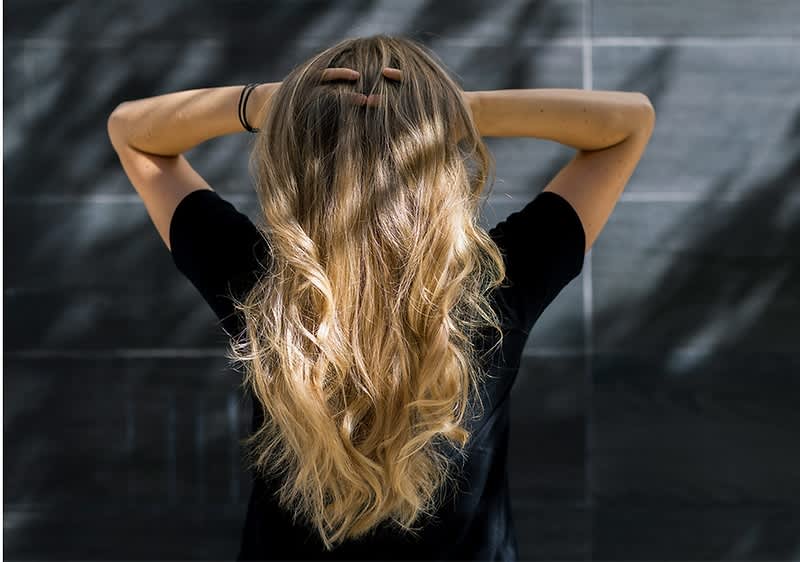 Djevojka s balayage pramenovima u kosi